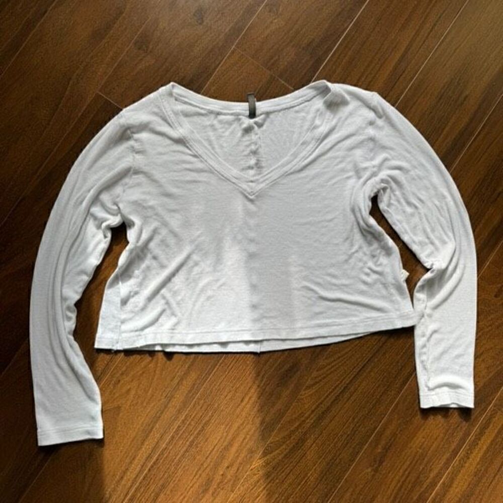 Vimmia M long sleeve crop v neck top